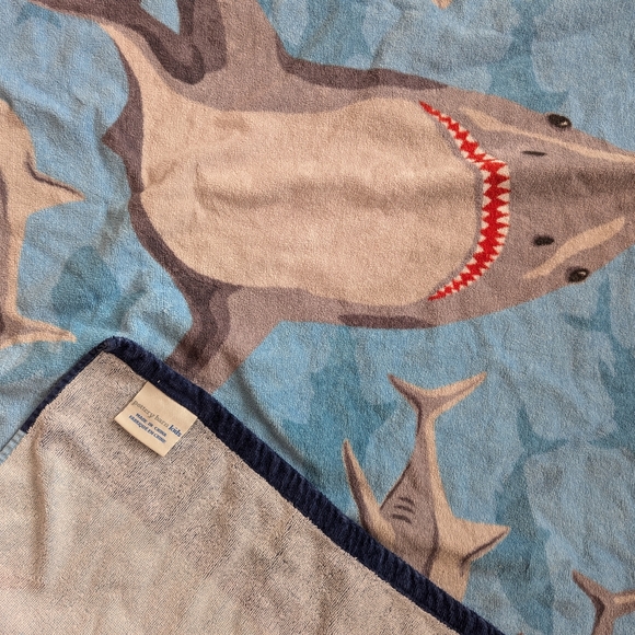 Potterybarn kids shark jaws hooded towel - Picture 3 of 5